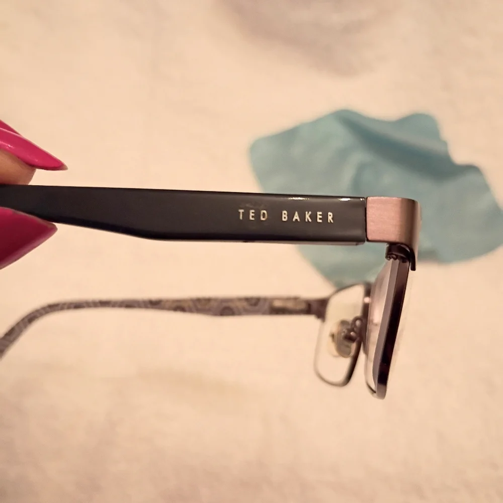 TED BAKER B329 LADIES/UNISEX PRESCRIPTION FRAMES W/ORIGINAL SILK CLEANING CLOTH